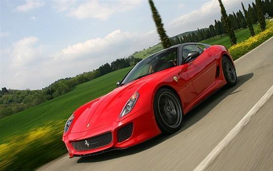 1 milyonluk Ferrariyle dükkana daldı