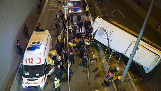 Halk otobüsü devrildi Çok sayıda yaralı var