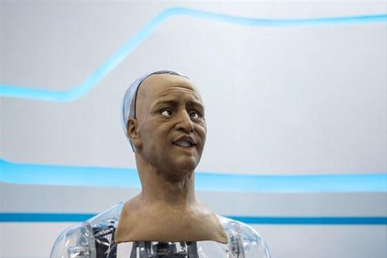 İnsan mimikli erkek robot