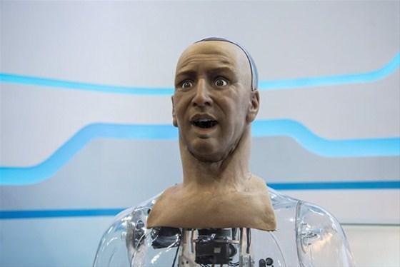 İnsan mimikli erkek robot