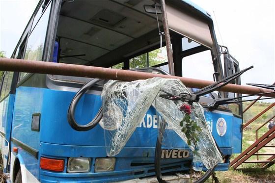 Öğrencileri taşıyan yolcu otobüsü uçuruma yuvarlandı