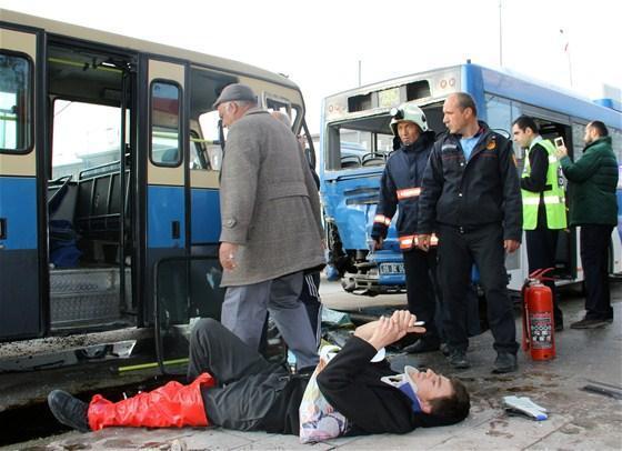 Ankarada dolmuş ve belediye otobüsü çarpıştı