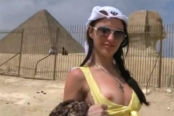 Piramitlerde porno çekti Mısır ayağa kalktı