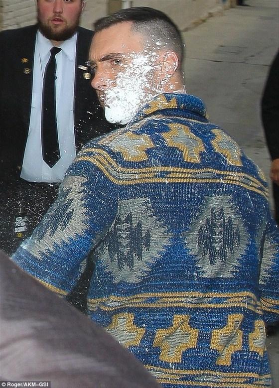 Ünlü şarkıcıya şok