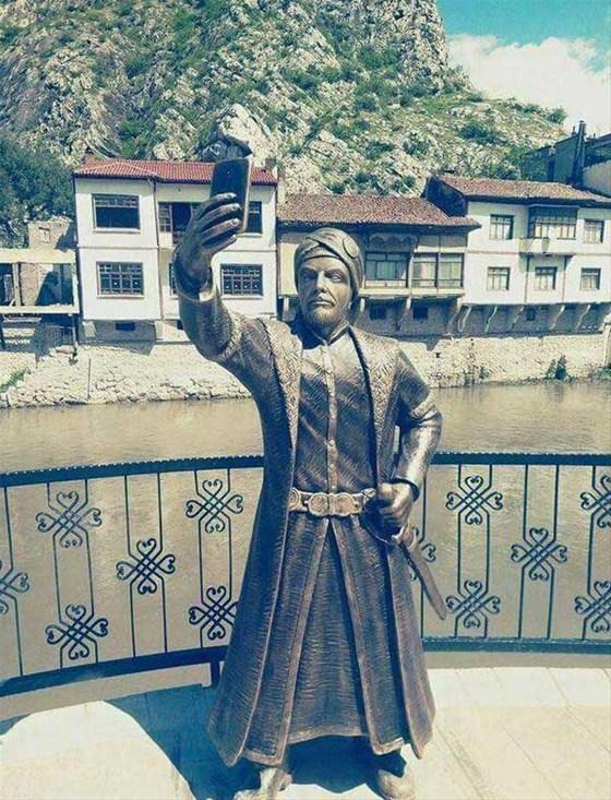 Dikkat çeken şehzade heykeli