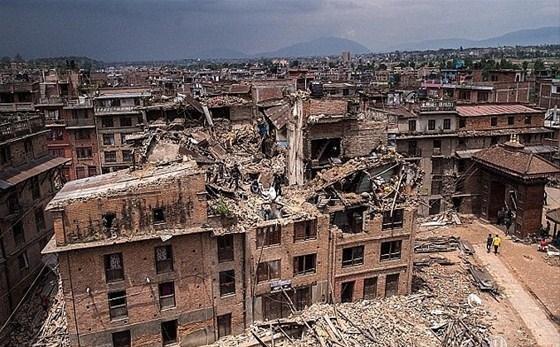 Nepalde 7.4 şiddetinde deprem