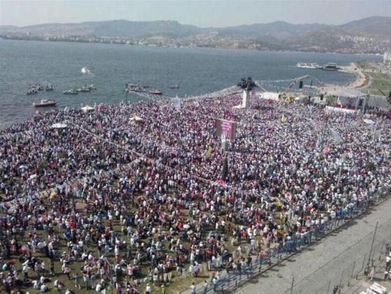 Mitinge katılım İzmiri de soyal medyayı da salladı
