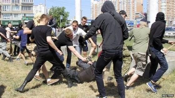 Kievde eşcinsellerin gösterisine saldırı