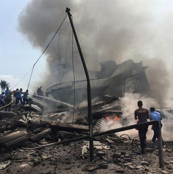 Endonezyada uçak kazası: 113 ölü