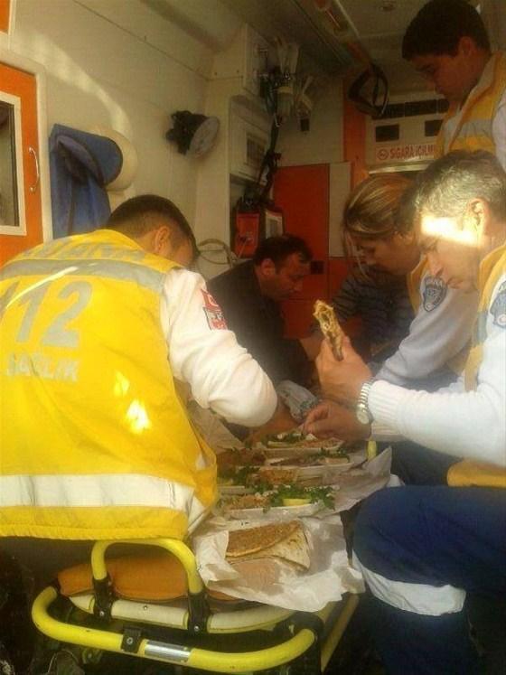 Sosyal medya bu görüntüyü konuşuyor Ambulansta lahmacun...
