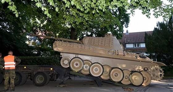 Villa bodrumundan 2. Dünya Savaşından kalma tank çıktı
