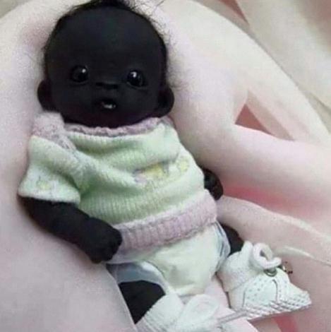 Dünyanın en siyah bebeği sosyal medyayı sallıyor