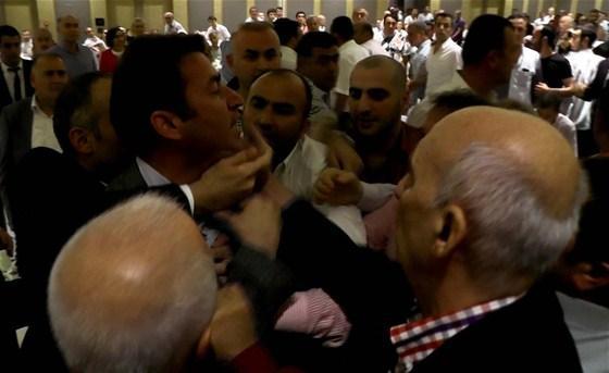AK Parti iftarında belediye başkanı, eski vekilin boğazını sıktı