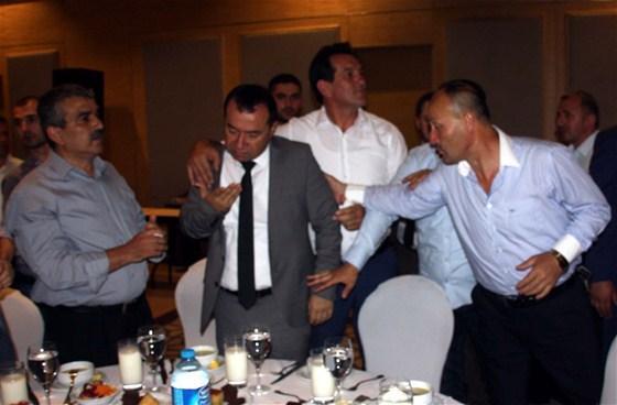 AK Parti iftarında belediye başkanı, eski vekilin boğazını sıktı