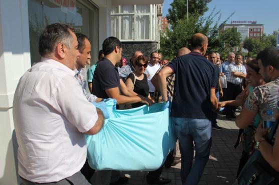 Cinnet getiren baba eşini ve oğlunu öldürdü