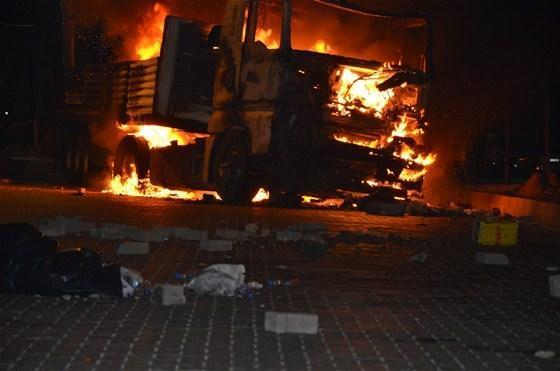 Diyarbakır ve Şırnakta araçlar ateşe verildi