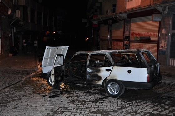 Diyarbakır ve Şırnakta araçlar ateşe verildi