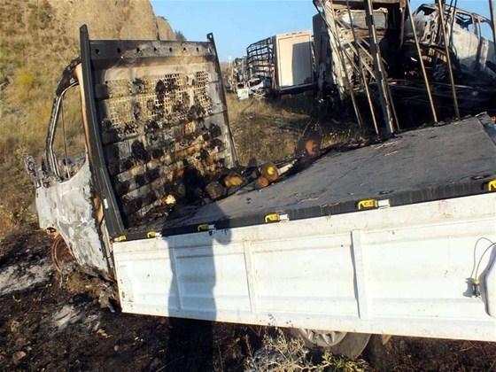 PKK 13 aracı yaktı
