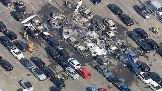 İngilterede araba pazarına uçak düştü: 4 ölü