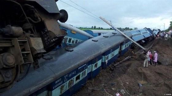 Yolcu treni raydan çıktı: 24 ölü