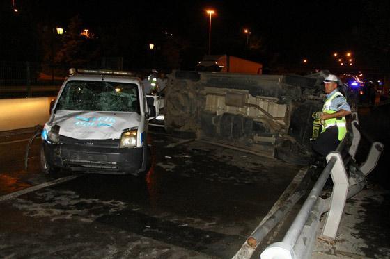 Kazaya müdahale eden polislere minibüs çarptı