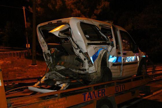 Kazaya müdahale eden polislere minibüs çarptı