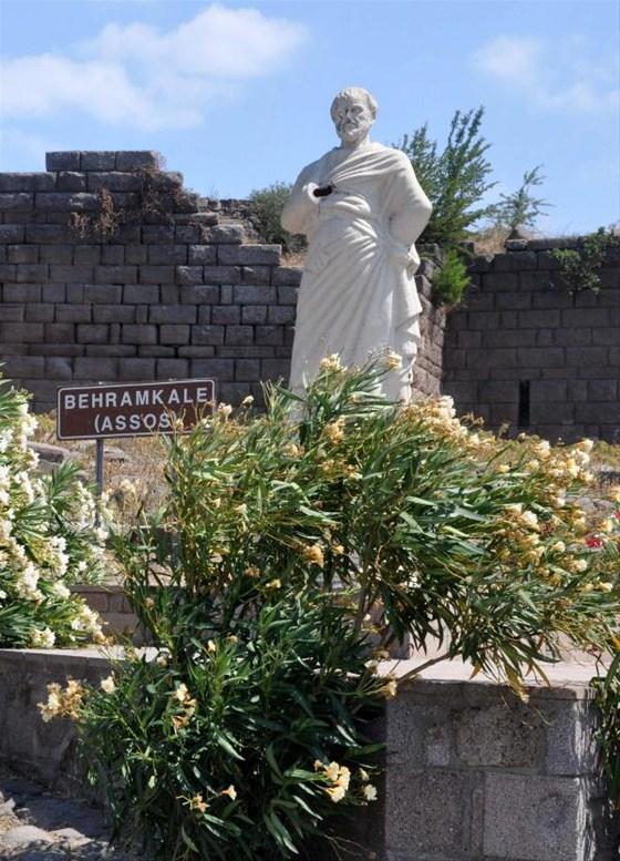 2 bin 400 yıllık Aristo heykeline saldırı