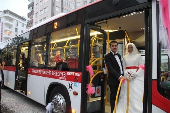 Tanıştıkları otobüsü gelin arabası yaptılar