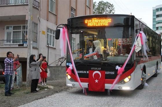 Tanıştıkları otobüsü gelin arabası yaptılar