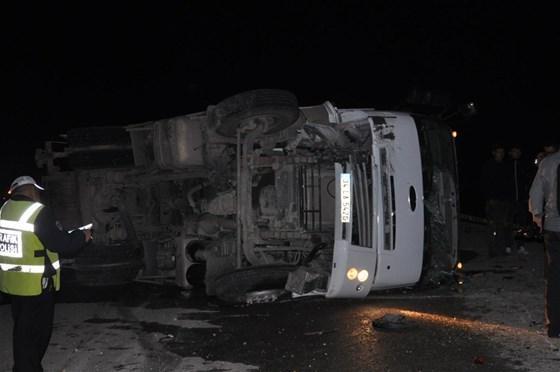 Çöp kamyonuna çarpan otomobil ikiye bölündü: 4 ölü, 4 yaralı