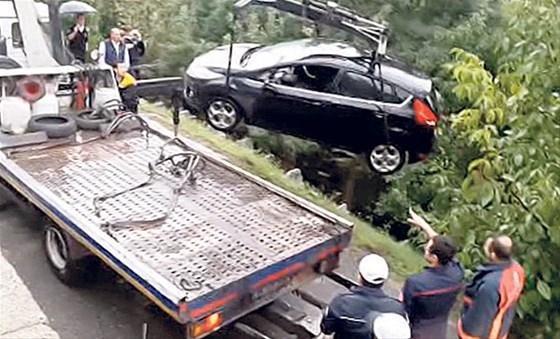 Mezarlık ziyaretinde ölümden döndüler