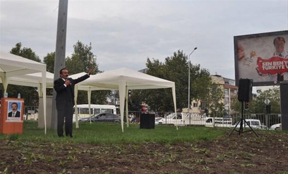 Boş meydanda tek kişilik miting