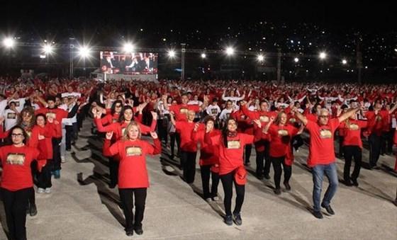 2015 kişi dev Türk Bayrağı oluşturdu