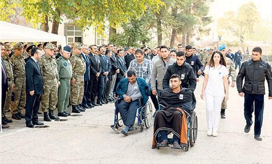 Aynı çatışmada yaralanan silah arkadaşları uğurladı