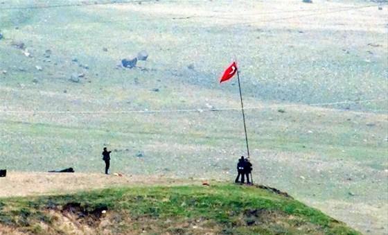 Cizre’deki bir tepeye dikilen PKK flamasını indiren polise ateş açıldı