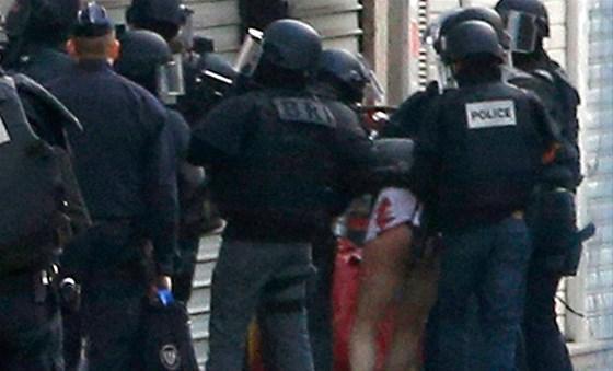 Parisin kuzeyine polis baskını: Bombacı kadın intihar etti