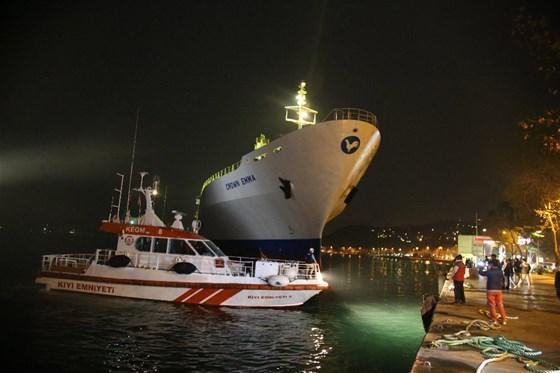 İstanbul Boğazında kargo gemisi karaya oturdu