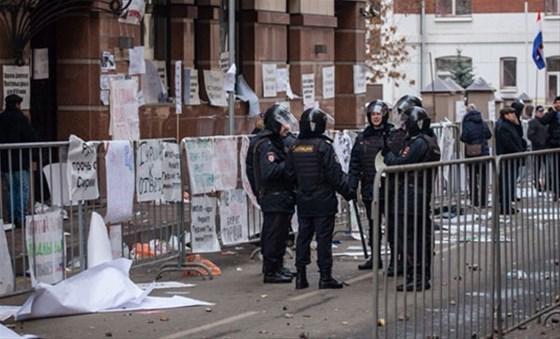 Türkiyenin Moskova Büyükelçiliğine taşlı saldırı