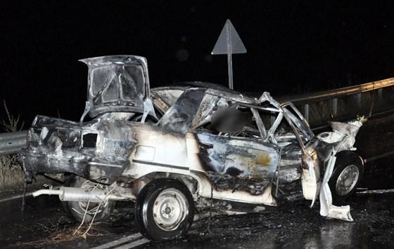TIRla çarpışan otomobildeki 2 kişi yanarak öldü