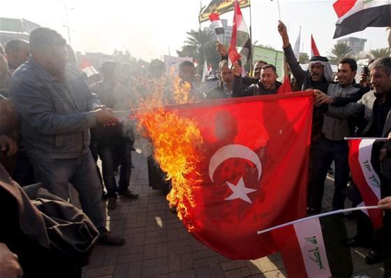 Irak’ta Türk Bayrağı yakıldı