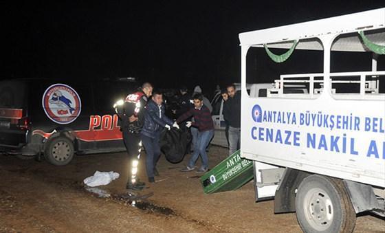 Antalyada 17 yaşındaki kızı arabadan attılar