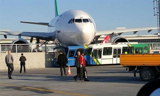 İran uçağı duramadı korkuluklara çıktı
