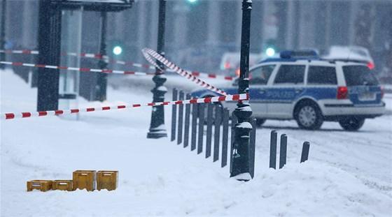 Merkelin ofisinde bomba alarmı