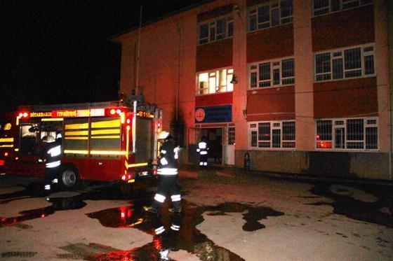 Teröristler Diyarbakır’da okul yaktı