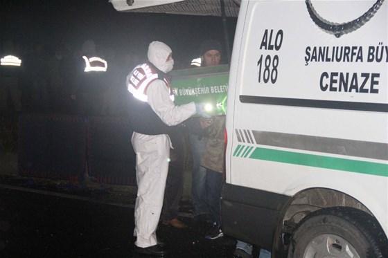 Şanlıurfada otomobil tarandı: 2 ölü, 1 yaralı