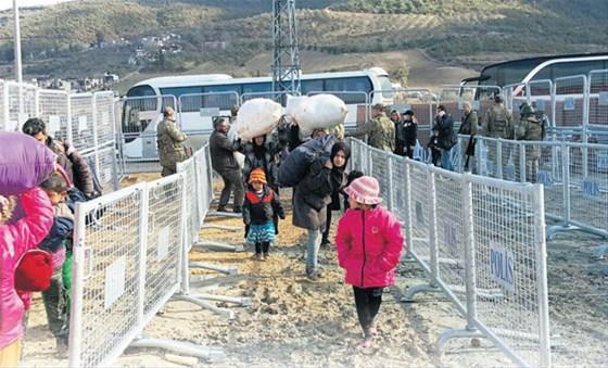 Halep’ten kaçan 60-70 bin kişi sınıra yürüyor