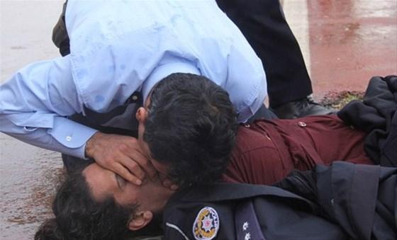 İntihardan kurtarılan kadına polis suni teneffüs yaptı