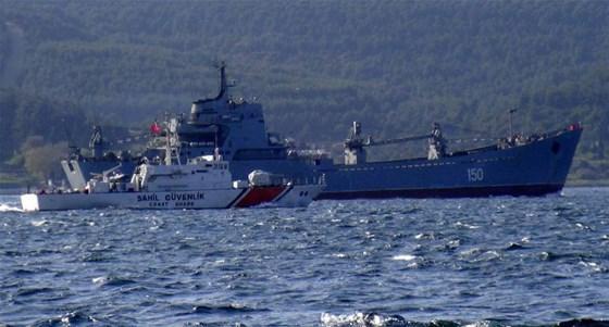 Rus savaş gemisi Saratov, Çanakkale Boğazı’ndan geçti