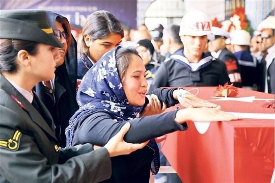 ‘Bomba’ diye bağırıp arkadaşlarını kurtardı