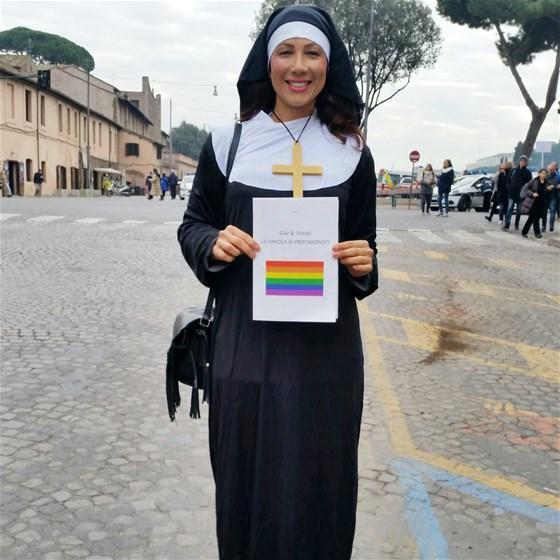 İtalyanın ünlü Türk travestisi Efe Bal, yerel seçimlerde aday oldu